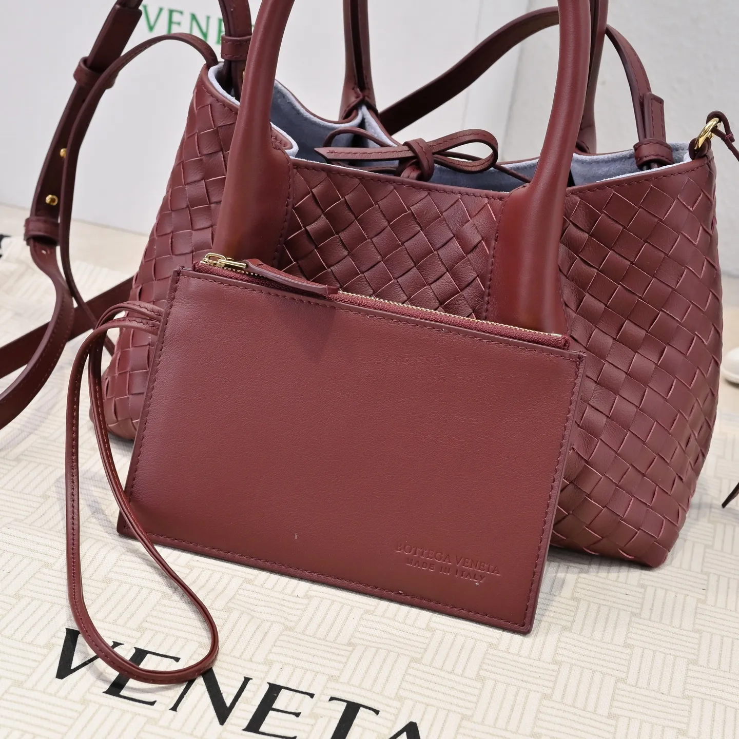 Batch 1760 BOTTEGA VENETA 2025 new product pinacoteca has super soft leather, and the weaving function, practicality and relaxed fashion sense have not fallen behind❤️‍🔥Amway has given sisters a must-have bag when going out. The size of the bag also accurately meets the commuting needs of urban beauties. It can accommodate mobile phones, keys, lipstick, powder, sunscreen, shopping bags...all of it! ! ! 🔥The capacity should not be underestimated~ It does not choose people, clothes, or occasions. With its majestic curved outline, exquisite woven texture, delicate edges and rounded handles, this woven vegetable basket bag truly achieves the goal of "dressing up and being fashionable without getting in the way"~ Are you interested in Jimei? Style number: 9004 Size: 24*15*12cm